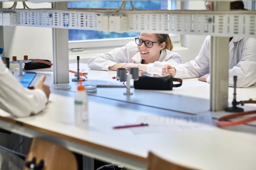  Studenter i ett labb. Foto